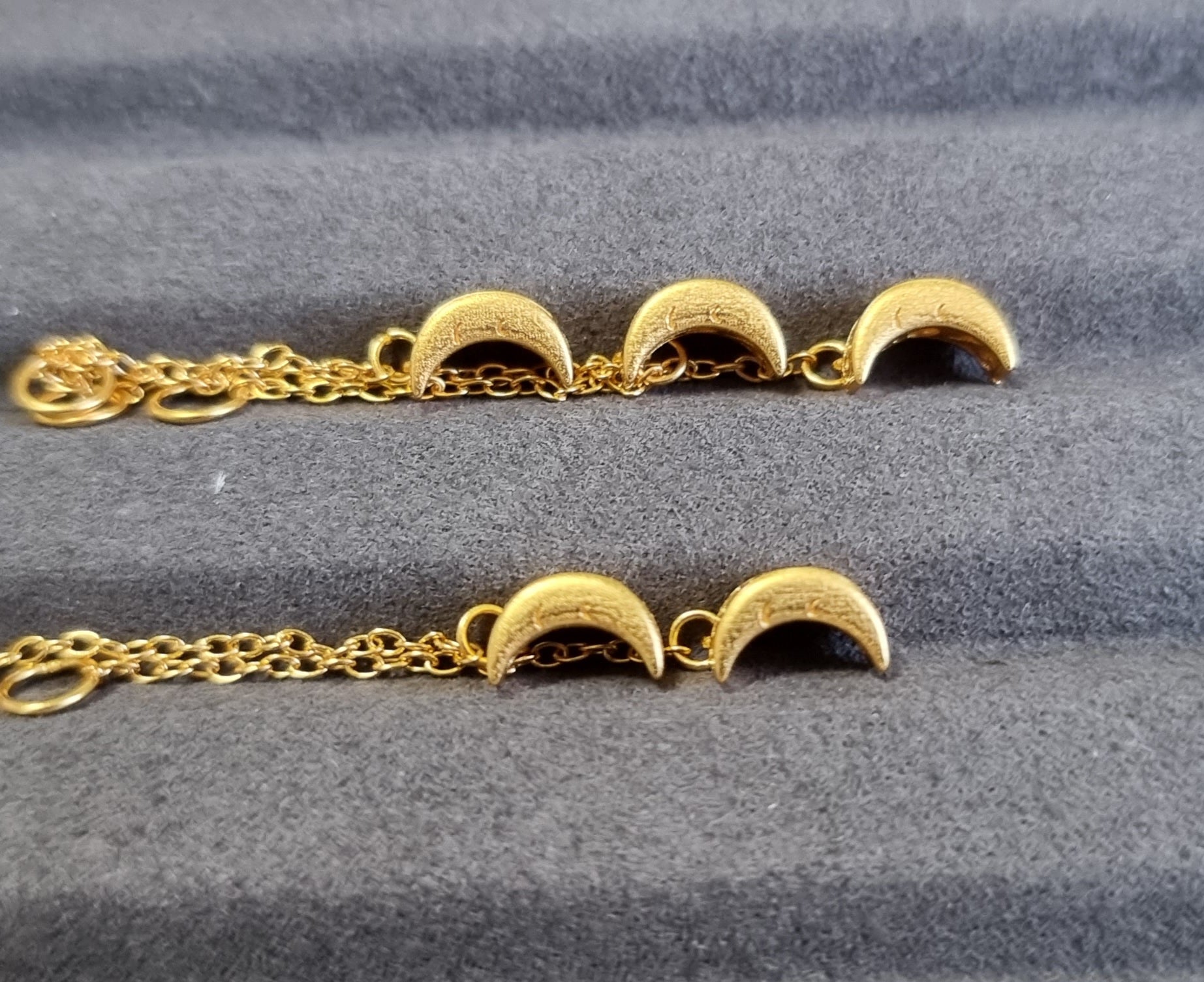 Crescent Moon with Chain in S925 Gold - Bleus Vault.C