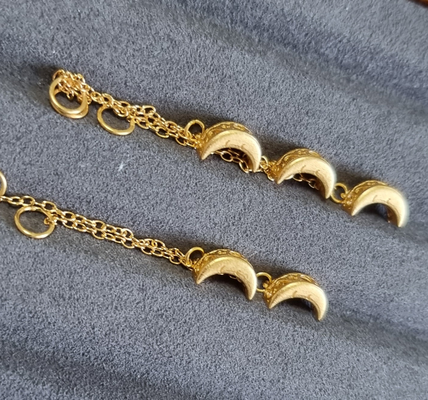 Crescent Moon with Chain in S925 Gold - Bleus Vault.C