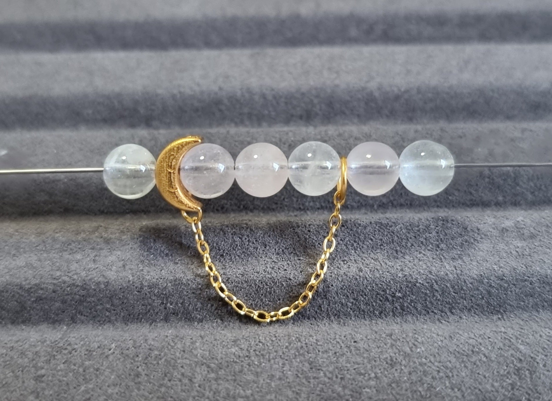 Crescent Moon with Chain in S925 Gold - Bleus Vault.C