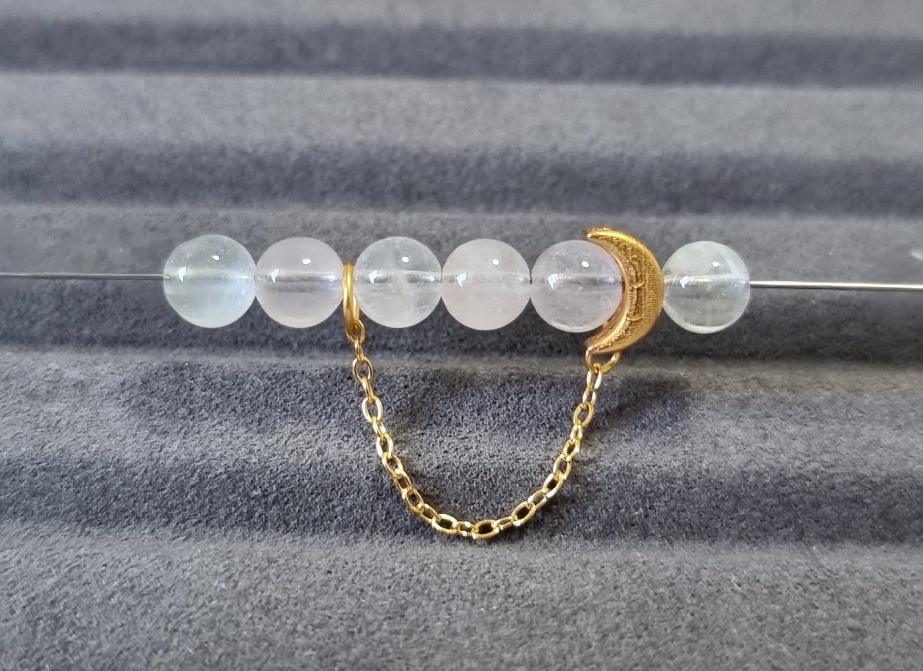 Crescent Moon with Chain in S925 Gold - Bleus Vault.C