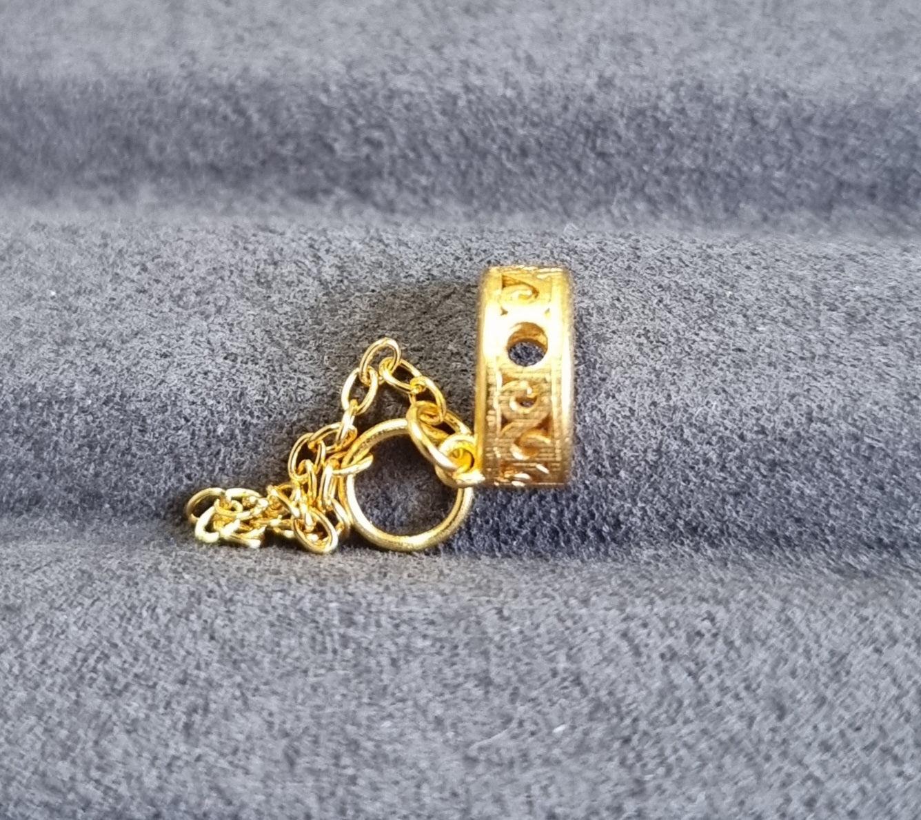 Crescent Moon with Chain in S925 Gold - Bleus Vault.C